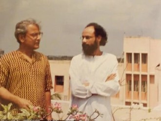 জয় গোস্বামী এবং অমরেন্দ্র চক্রবর্তী
With Joy Goswami  