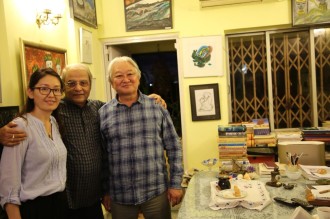 মঙ্গোল কবি জি মেন্ড উয়ো, তাঁর কন্যা এম মুঙ্খজায়া ('শাদা ঘোড়া'-র অনুবাদক ) এবং অমরেন্দ্র চক্রবর্তী
With Mongolian Poet G.Mend-Ooyo and his daughter, translator of 'shada Ghora'  M.Munkhzaya 