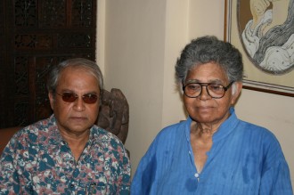 সুনীল গঙ্গোপাধ্যায় এবং অমরেন্দ্র চক্রবর্তী  
With Sunil Gangopadhyay 
