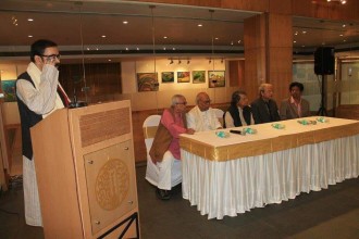 ICCR-এ (2016) অমরেন্দ্র চক্রবর্তীর চিত্র প্রদর্শনীর উদ্বোধনী অনুষ্ঠানে: অলোকরঞ্জন দাশগুপ্ত, শঙ্খ ঘোষ, দেবেশ রায়, অমরেন্দ্র,গৌতম ঘোষ
At the inauguration of the painting exhibition by Amarendra Chakravorty, at ICCR (2016) -  with Alokeranjan Dasgupta, Shankha Ghosh, Debesh Ray, and Gautam Ghosh. 
